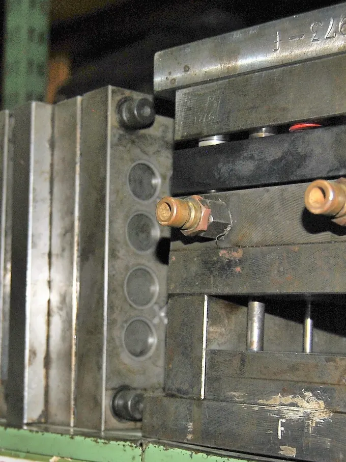 Detalle de un molde de acero para inyección de plástico en el taller de Hilbar
