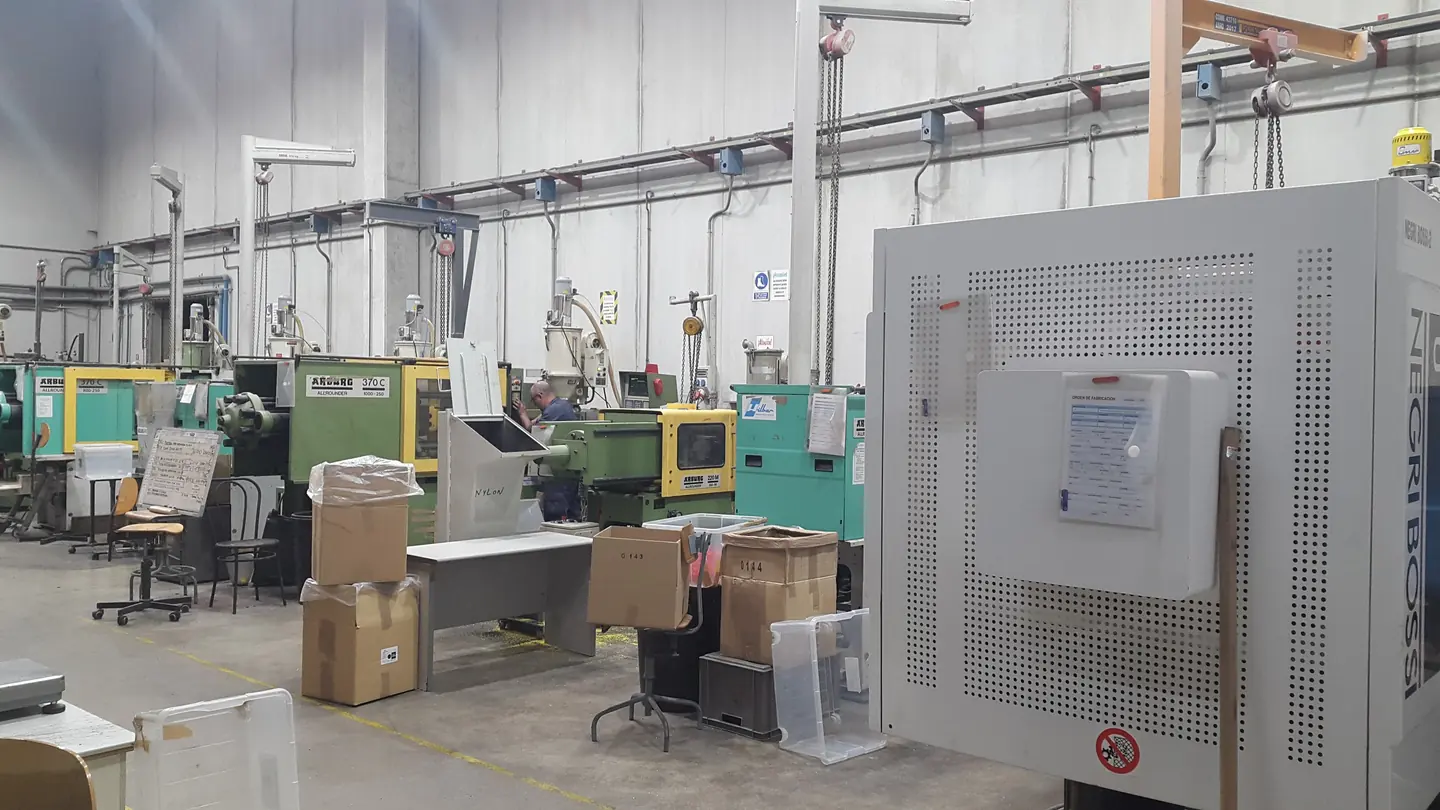 Nave de producción de Hilbar con máquinas de inyección de plástico