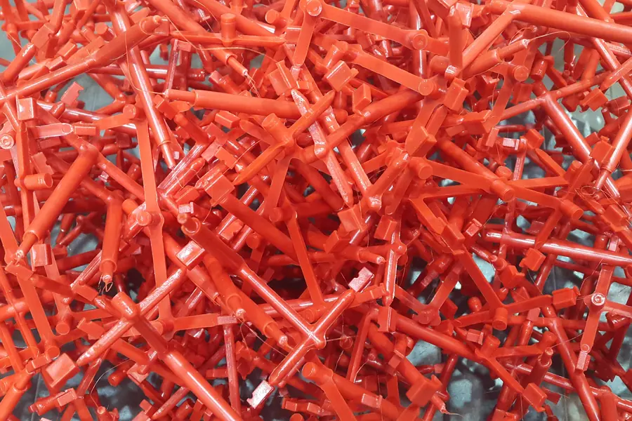 Piezas de plástico recién inyectadas